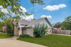 Image of 3 bedrooms & 2 full bath beautiful single family home