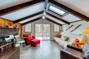 Image of Two-story home w\/guest suite, gas grill, & private washer\/dryer - Dogs okay