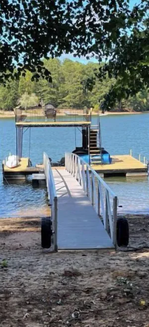 Image of Peaceful 3 bedroom lakehouse w\/private wooded lot.