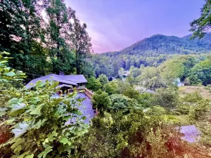 Image of 5 minutes to Chimney Rock Village. Best View in Bat Cave