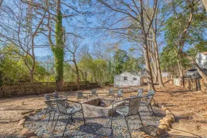 Image of Cara's Cottage - 2 miles from Sanford Stadium