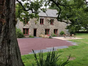 Image of Large authentic farmhouse in Brocéliande: quiet green