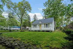 Image of Linny's Lakeview Cottage - Cozy, fun & updated