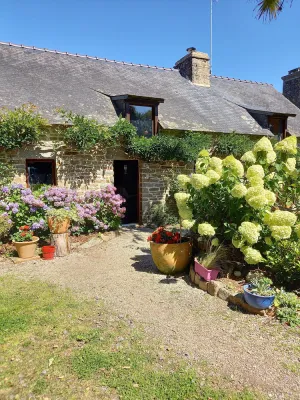 Image of Cottage in local stone \/ between land and sea
