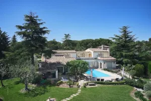 Image of Large and luxurious family property.