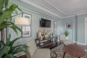 Image of Spacious Plaza Stay: 1bd\/1ba