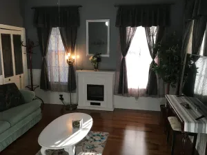 Image of Lovely 3 bed 2 bath old fashioned house with coffee bar