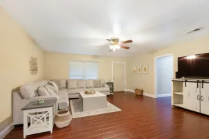 Image of Restaurants, Shopping, LSU - Trendy Remodel Excellent Location - Siegen and I-10