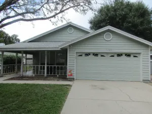 Image of This Mt Dora home is ready for you! Fireplace\/Front Porch Swing\/Internet