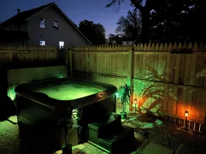 Image of Cozy Romantic Beachy Bungalow with Relaxing Hot Tub-3 min walk to Lake Erie