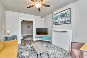Image of 1 Bd Apt near forest park, Science Center & dining
