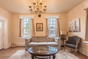 Image of Rustic Downtown Retreat – Cozy Beds & Central Loc