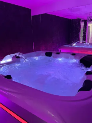 Image of 80m2 suite with jacuzzi and pool table, 30 min from Marseille