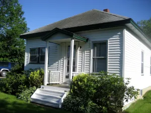 Image of Quaint Bungalow Minutes From Downtown, Harbor, Shops
