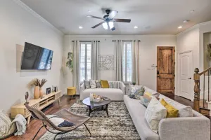 Image of Luxe Irving Townhome 15 Mi to Downtown Dallas