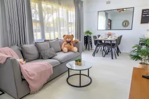 Image of 5 mins walk to station, Entire Sydney House 悉尼整栋度假屋, 五分钟步行到火车站