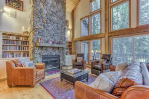 Image of Lazy Bear Lodge · Spacious 6BR Lodge with Chef's Kitchen, Hot Tub, Golf Views and more