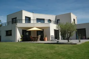 Image of Modern villa in a large garden a few minutes from the sea