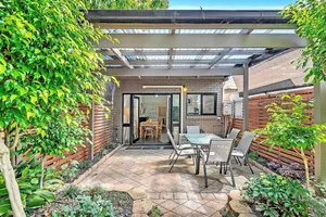 Image of 'Violet Cottage' An Idyllic Urban Oasis for Two