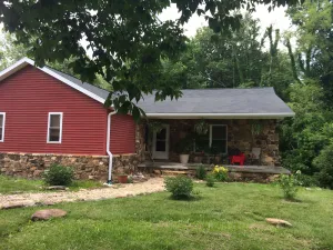 Image of Comfortable home 2 1\/2 mi. to downtown Bloomington, minutes to campus