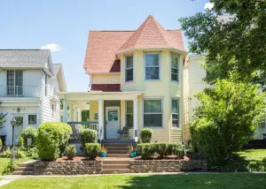 Image of Charming Victorian 2 min downtown, close to Palmer