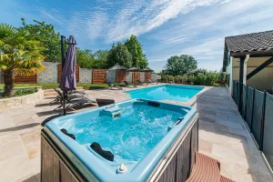 Image of Spacious 410m² 3-star cottage: private heated pool, spa, canoes and paddl