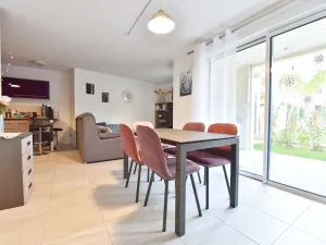 Image of 2-Br with Garden and Pool in the Heart of Palm Beach