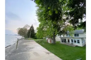 Image of Lakefront 3 bedroom house with peaceful view - No Pet & No Indoor Smoking