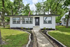 Image of New Braunfels - 2 min walk to Schlitterbahn, walk to River, 2 miles from Gruene!
