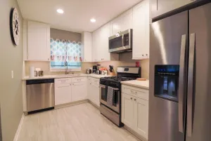 Image of Aurora Apartment W\/Laundry, and Garage. Close to I-88 and Train Station