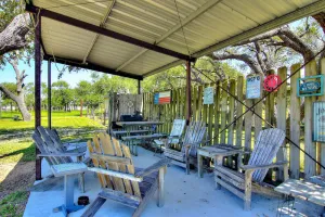 Image of Fantasy Oaks Lodge! 1 mile from the boat ramp! Pet Friendly! 1.36 Acres