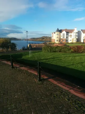 Image of Gorgeous Boutique Coastal Apartment Near Edinburgh with Parking