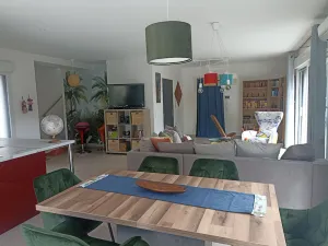 Image of Villa Contemporaine sur un Terrain Arboré et Équipée D'un Jacuzzi