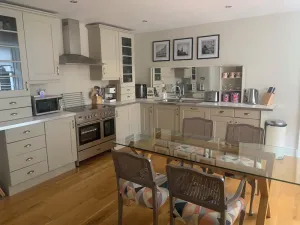 Image of Chic Edinburgh 2B City Centre flat & patio , close to Castle