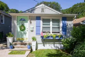 Image of Cheerful 2-bedroom shore cottage with free parking