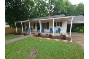 Image of Cheerful 2bedroom bungalow w\/ parking on premises!
