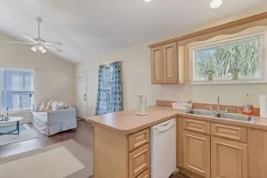 Image of Large 1 BR carriage house in historic SPR