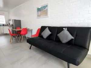 Image of PROMO! Entire 2 Bedroom Unit Near Train Station! Free Parking & Wifi!