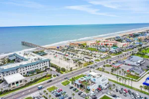 Image of Charming Condo w\/ Pool – 500 Yards to Beach, Near Lighthouse & Downtown