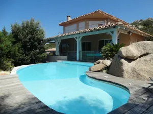 Image of Very high standard and well designed villa overlooking an exceptional site