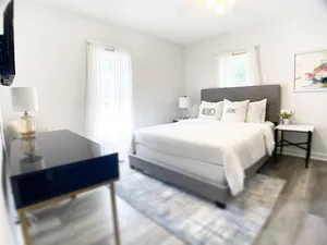Image of Modern 1 Bedroom walk to Glass Museum w\/ Bonus Wellness Studio