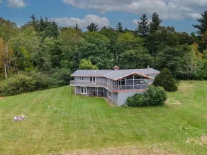 Image of Private Field House - Spacious 4 Bedroom Home