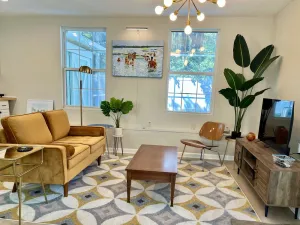 Image of Adorable guest house with pool, Pet Friendly, in downtown Mount Dora,