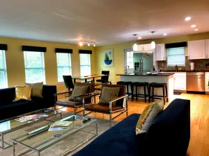 Image of *SUPER CLEAN*Luxurious*Spacious*Open Plan*Great Amenities*Short Walk to ND!!!