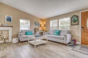 Image of Stylish Updates, King Suite w\/ Soaking Tub, Pool Access in this Popular Cottage!
