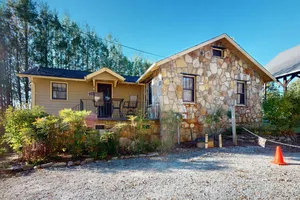 Image of Classic cottage at Burntshirt Vineyards with 2 decks - steps from tasting room