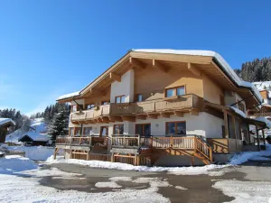 Image of Spacious apartment at the slopes with balcony