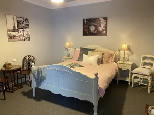 Image of Queen suite with breakfast