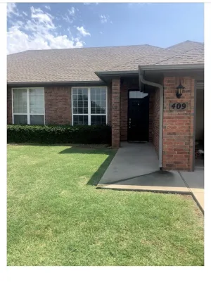 Image of Cute, cozy, close duplex.