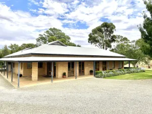 Image of Gullyview Getaway amongst sprawling vineyards in Clare Valley
